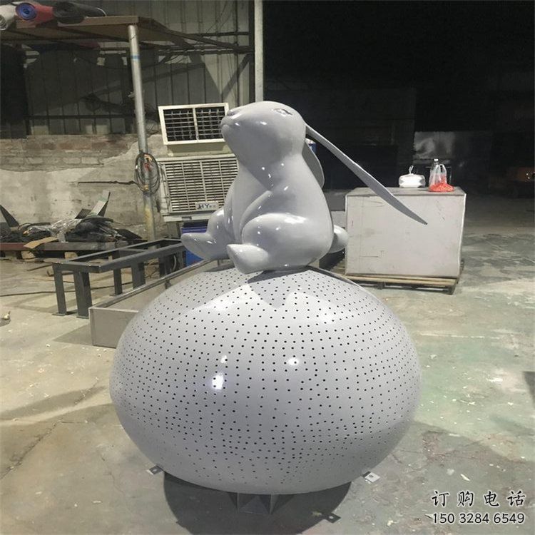 戶(hù)外玉兔雕塑廠家 戶(hù)外抽象小品 酒店鏤空玉兔雕塑