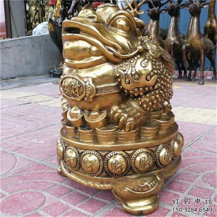 步行街金蟾雕塑廠家 創(chuàng)意烤漆擺件 大型仿真金蟾雕塑
