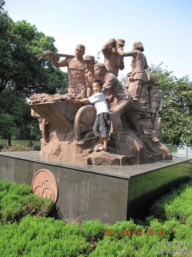 街頭擁軍雕塑廠家 大型戶外擺件 烤漆擁軍雕塑生產(chǎn)制作 街頭擁軍雕塑廠家 大型戶外擺件 烤漆擁軍雕塑生產(chǎn)制作
