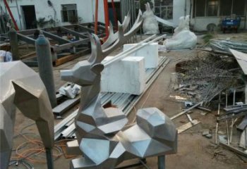 公園小鹿雕塑定做，小區(qū)擺件，鏡面切面小鹿雕塑制作