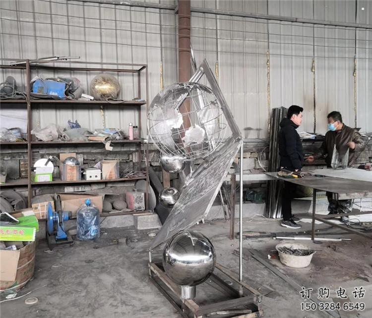 地球儀雕塑批發(fā)，鏡面工藝，景觀筆記本地球儀雕塑承接
