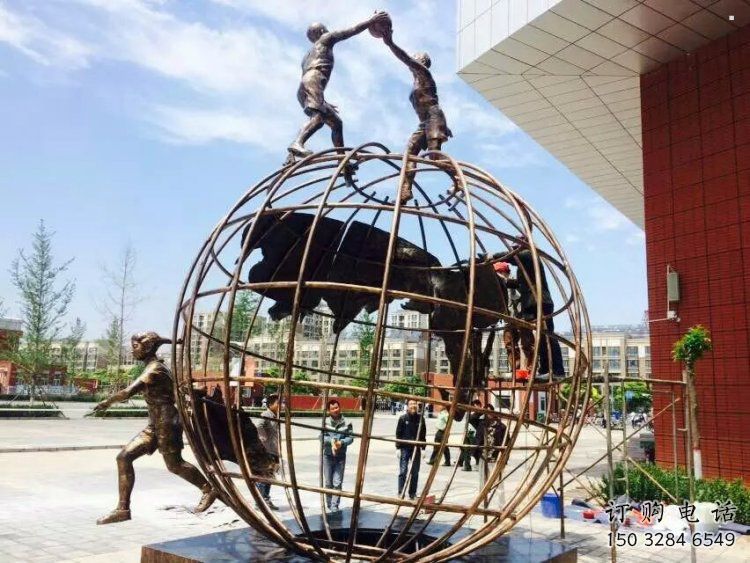 地球儀雕塑供應(yīng)，地標(biāo)擺件，地球儀人物雕塑制造廠家