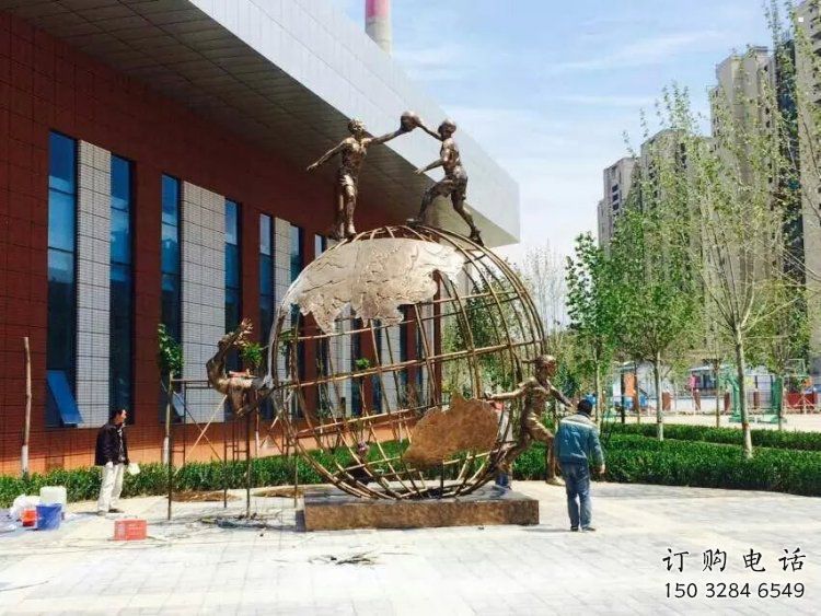地球儀雕塑精選，歐式風(fēng)格，藝術(shù)地球儀人物雕塑指用
