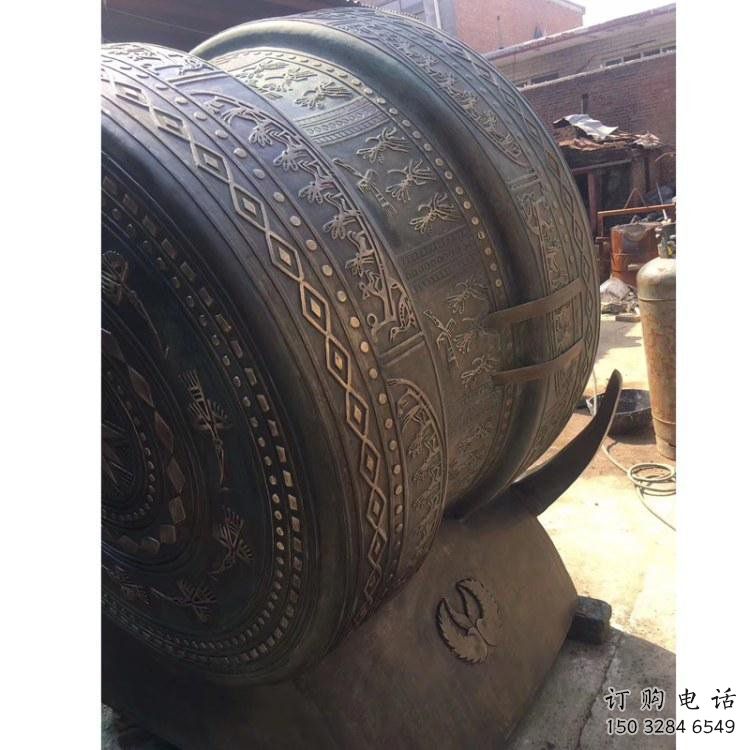 銅鼓雕塑批發(fā)，校園雕塑，抽象銅鼓雕塑定價