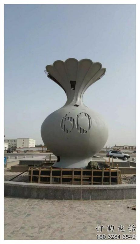 花瓶雕塑定做，城區(qū)小品，裝飾玻璃鋼花瓶雕塑定價(jià)
