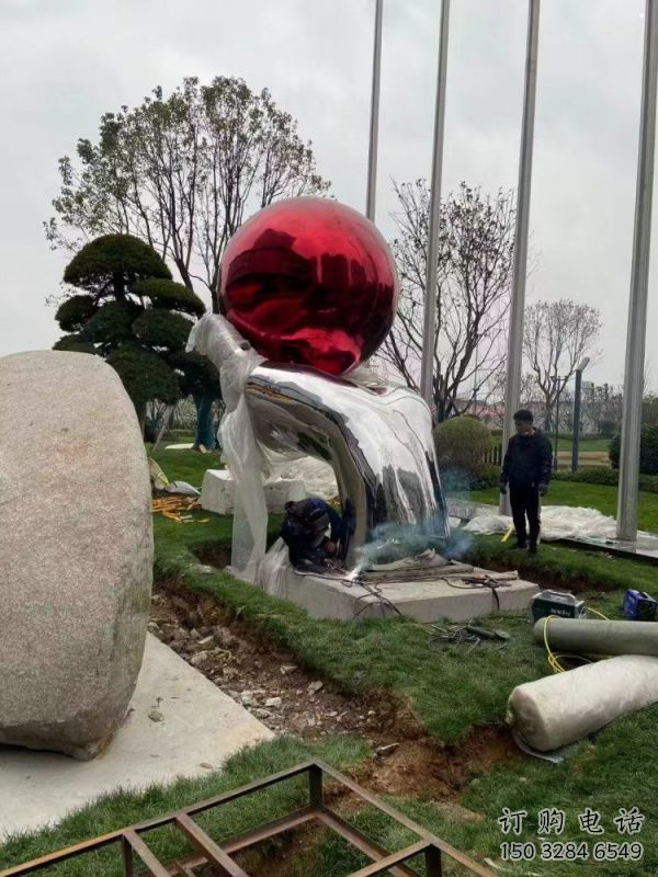 火球雕塑定制，景觀雕塑，廣場(chǎng)手托火球雕塑廠家
