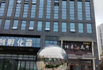 鏡面球雕塑制造，城區(qū)小品，不銹鋼球雕塑廠家提供