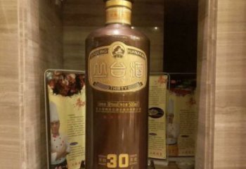 金屬酒瓶雕塑通用，城市雕塑，彩色玻璃鋼酒瓶雕塑指用