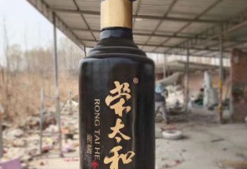 戶外酒瓶雕塑通用，陸地?cái)[件，玻璃鋼酒瓶雕塑優(yōu)選