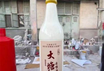 酒瓶雕塑定做，小區(qū)擺件，玻璃鋼酒瓶雕塑制作