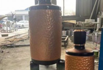 藝術(shù)酒瓶雕塑展品，室外軟裝，展示玻璃鋼酒瓶雕塑訂做