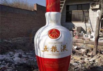 酒瓶雕塑選定，園林裝飾，大型玻璃鋼酒瓶雕塑公司