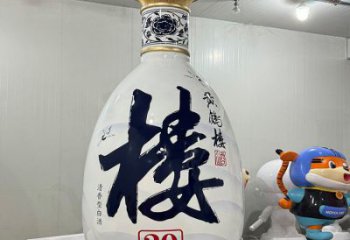 洋酒瓶雕塑承接，景觀雕塑，玻璃鋼洋酒瓶雕塑定制
