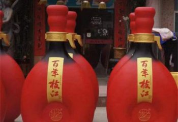 洋酒瓶雕塑點擊，地標擺件，玻璃鋼洋酒瓶雕塑承接