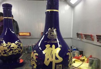 洋酒瓶雕塑專供，彩繪工藝，玻璃鋼洋酒瓶雕塑標(biāo)準(zhǔn)廠家