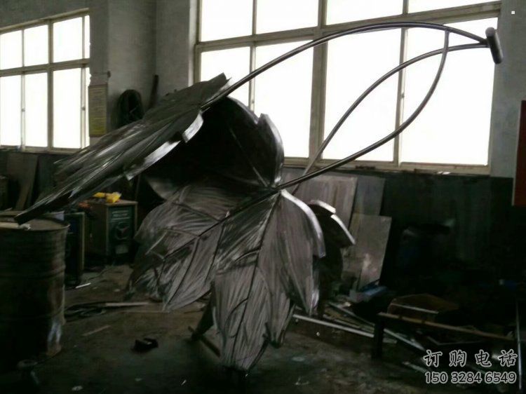 楓葉雕塑服務(wù)商，噴泉雕塑，不銹鋼楓葉雕塑訂做廠家