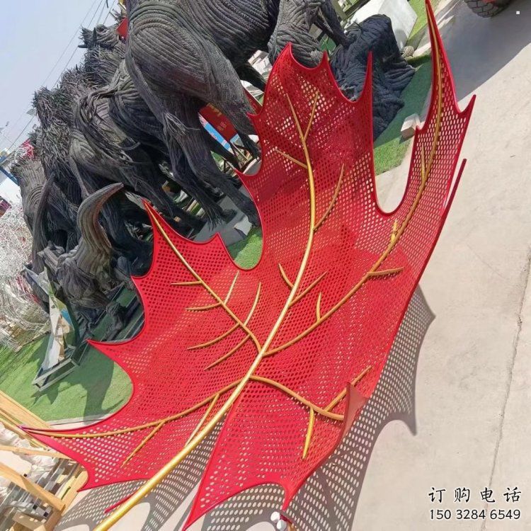 鏤空楓葉雕塑制造，街景小品，鐵藝楓葉雕塑廠家優(yōu)價(jià)