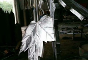 楓葉雕塑供應(yīng)，花園小品，不銹鋼仿真楓葉雕塑廠家