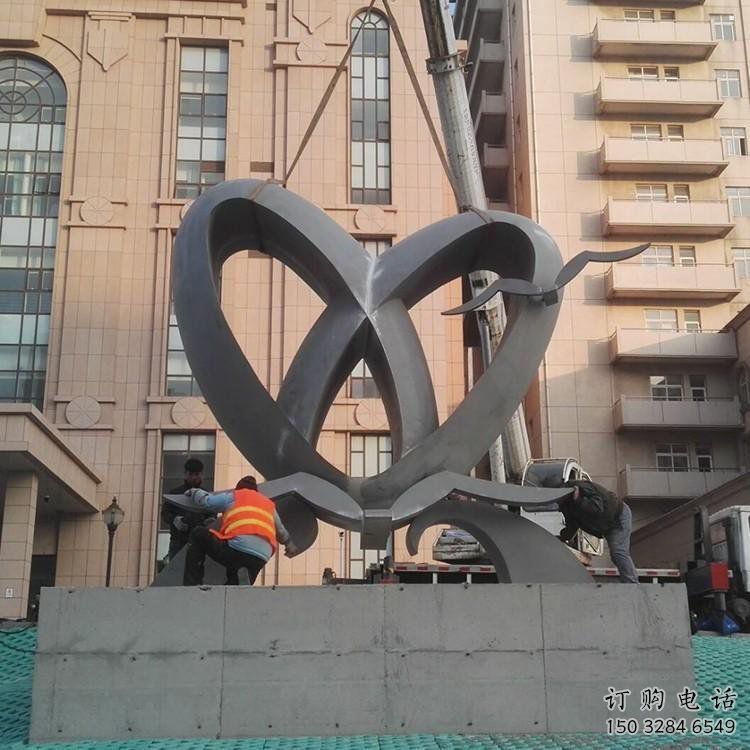 景觀心形雕塑選定，美陳雕塑，現(xiàn)代鏡面心形雕塑優(yōu)選