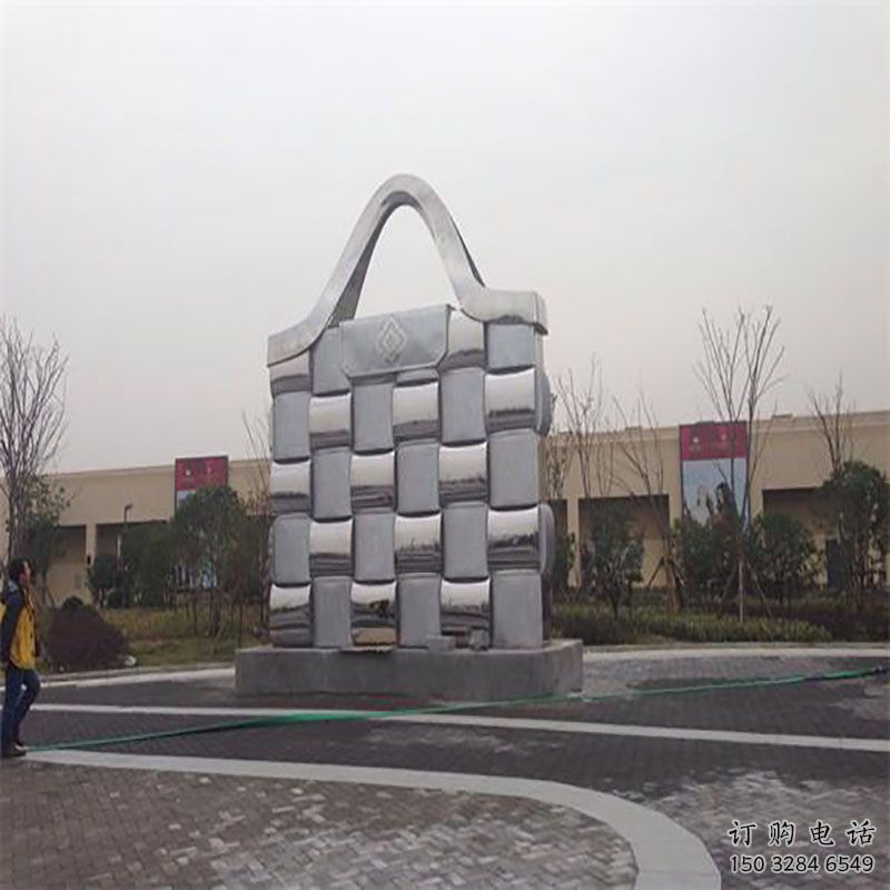 荊州景觀背包雕塑優(yōu)選，陸地擺件，園林不銹鋼背包雕塑供應(yīng)
