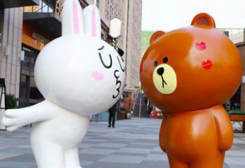 巴彥淖爾步行街布朗熊雕塑，玻璃鋼動(dòng)物雕塑，卡通方式