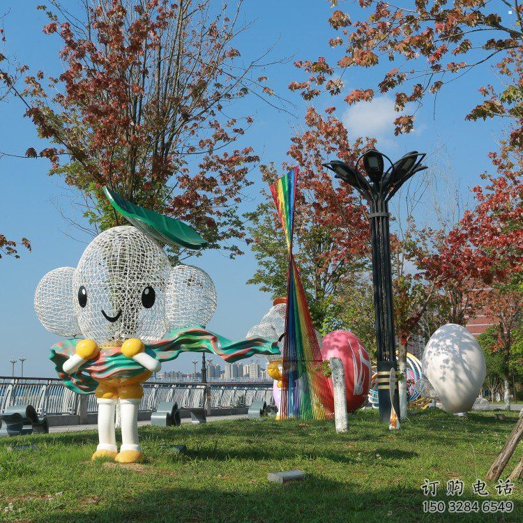 煙臺(tái)戶外鏤空卡通雕塑供應(yīng)，花園小品，鐵藝卡通雕塑展品
