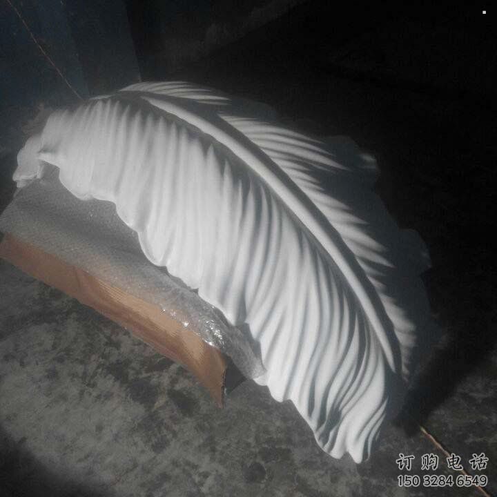 尖草坪羽毛雕塑供應(yīng)，花園小品，酒店玻璃鋼羽毛雕塑展品